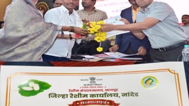 जिल्हाधिकाऱ्यांच्या हस्ते प्रगत रेशीम शेतकरी महागावे यांचा सन्मान.
